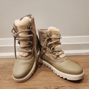 EUC Sorel Winter Boots cream and fluffy